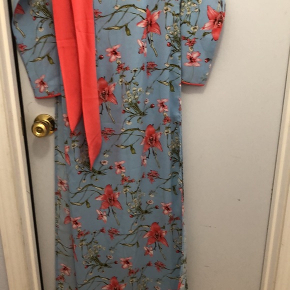 Vietnamese ao dài - Picture 2 of 3